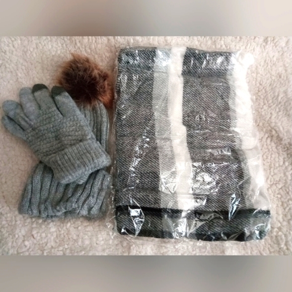 NEW Plaid Knit Blanket Scarf, Touchscreen Gloves & Pom Beanie Set - Picture 3 of 3
